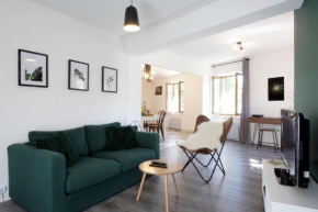 Les Gîtes de Laure - L'Or Vert, Appartement avec Vue sur le Château, Parking Privé, Climatisation, Netflix, à 160 m de la Cité Médiévale